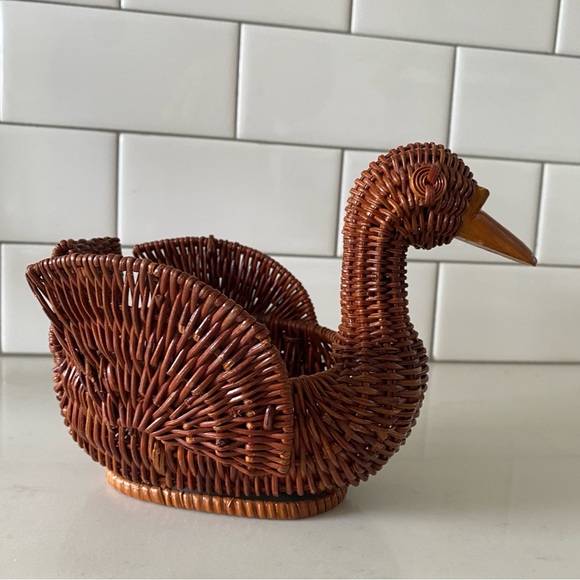 Lovely Small Wicker Brown Bird Duck Swan Basket - Picture 1 of 5